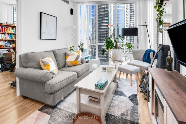 2404 - 12 Yonge St, Condo with 3 bedrooms, 2 bathrooms and 1 parking in Toronto ON | Image 13
