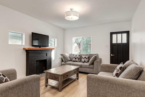 810 17 Avenue Nw, Calgary, AB, T2M0N9 | Card Image