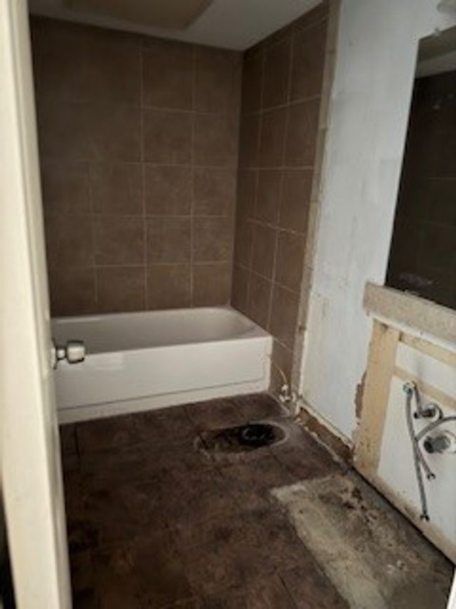 View of full bathroom | Image 9