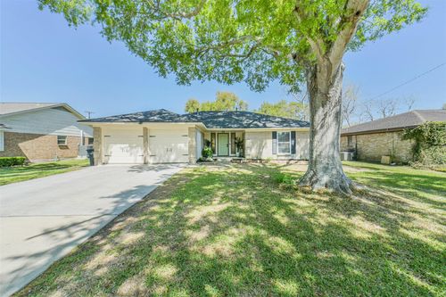 323 Coventry Ln, Alvin, TX, 77511-4915 | Card Image