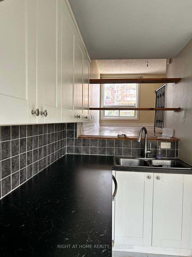 2 - 1666 Queen St E, Condo with 3 bedrooms, 2 bathrooms and 1 parking in Toronto ON | Image 6
