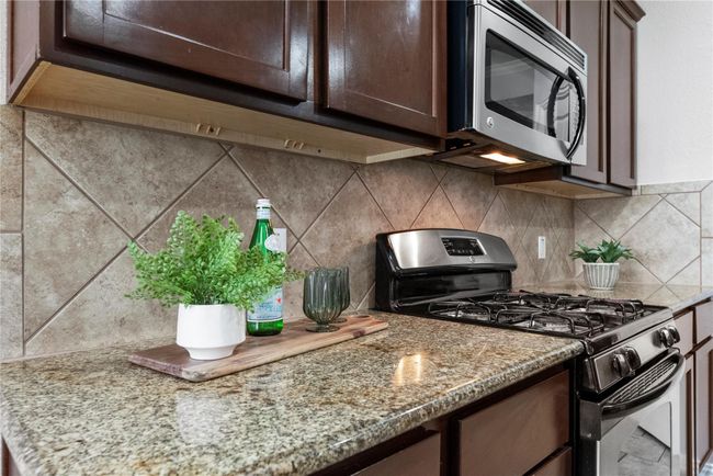 Foodies and gourmets will appreciate the gas range. Cook favorite and long-loved family recipes with confidence or try your hand at a new fusion meal you discovered on Pinterest! | Image 4