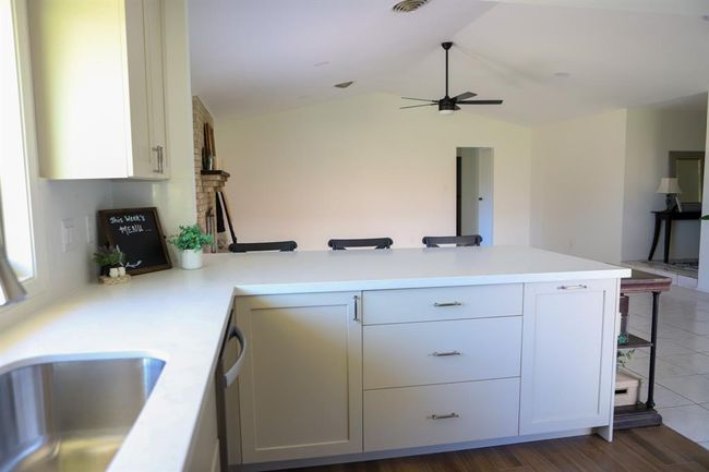 Cabinet height eat-in bar space | Image 10