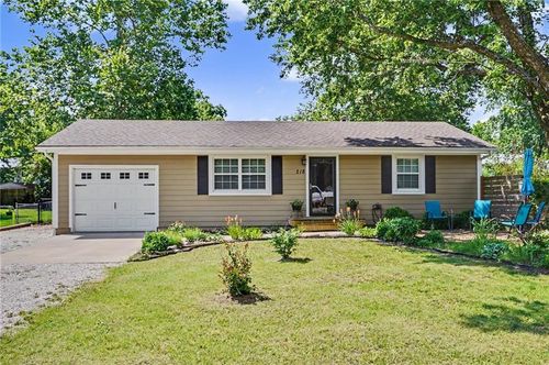 218 Cedarlane Dr, Wellsville, KS, 66092-8512 | Card Image