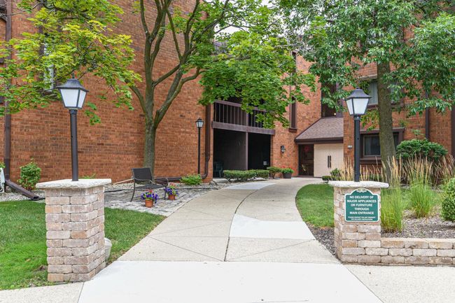 110 - 5200 S Tuckaway Boulevard, Condo with 2 bedrooms, 2 bathrooms and null parking in Greenfield WI | Image 23