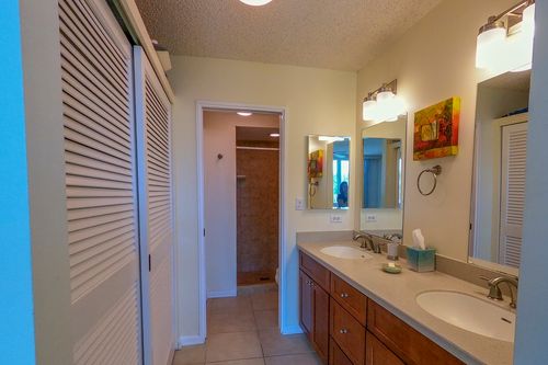 209-2405 Kalanianaole St, HILO, HI, 96720-4904 | Card Image