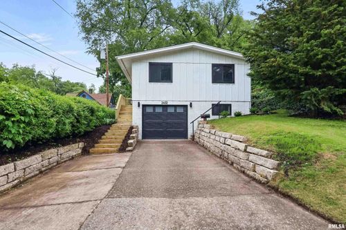 2402 Middle Rd, Davenport, IA, 52803-3739 | Card Image