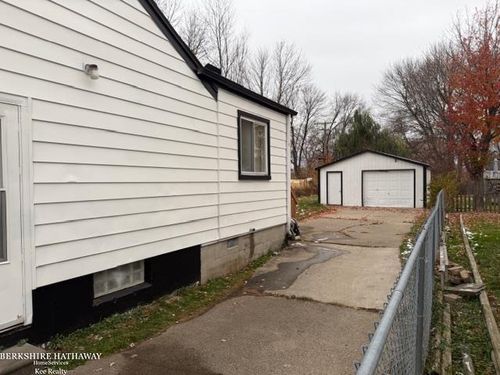 29081 Senator St, Roseville, MI, 48066-2227 | Card Image