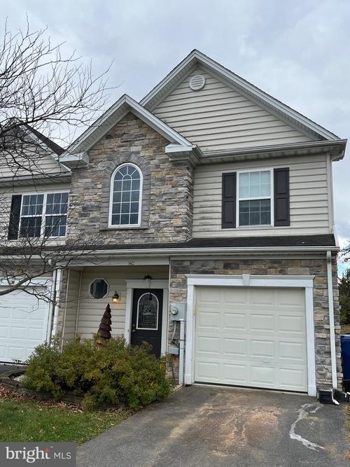 1256 Emilys Ct, GREENCASTLE, PA, 17225-8905 | Card Image