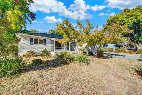 690 Camellia Way, Vacaville, CA, 95688 | Card Image