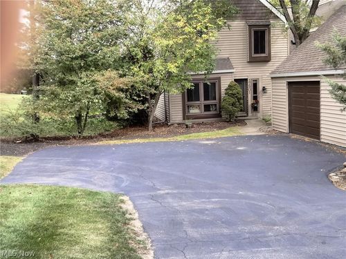 17501 Fairlawn Dr, Chagrin Falls, OH, 44023-6411 | Card Image
