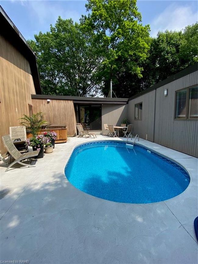 38 Oak Ave, House other with 3 bedrooms, 2 bathrooms and 5 parking in Dundas ON | Image 4