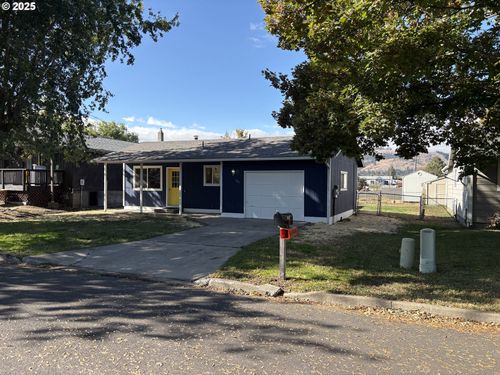 1004 22nd St, La Grande, OR, 97850-3827 | Card Image