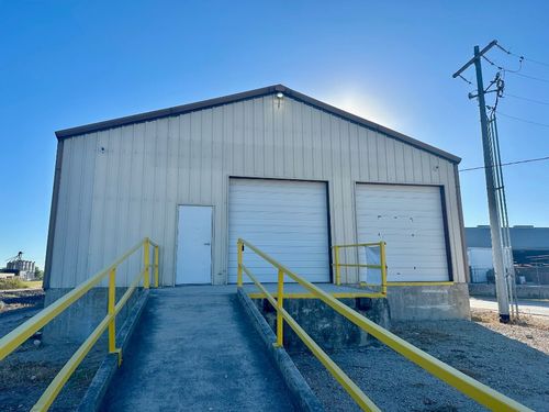 w1-200 W New Braunfels St, Seguin, TX, 78155-2656 | Card Image