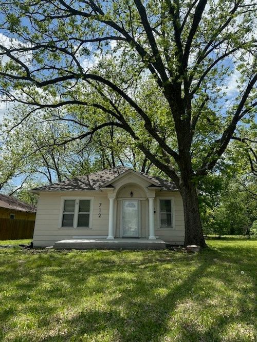 712 E Main St, Whitesboro, TX, 76273-1911 | Card Image