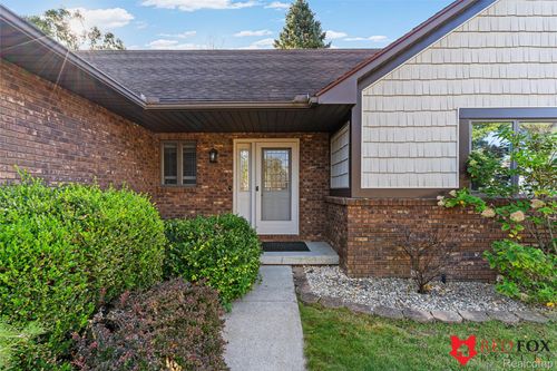 6031 Oak Creek Dr, Swartz Creek, MI, 48473-8869 | Card Image