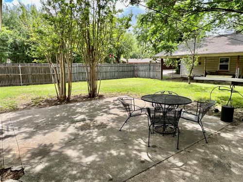 1100 Woodcrest Ln, Arlington, TX, 76013-3841 | Card Image