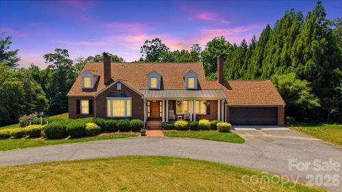 1013 14th Avenue Dr Nw, Hickory, NC, 28601-2203 | Card Image