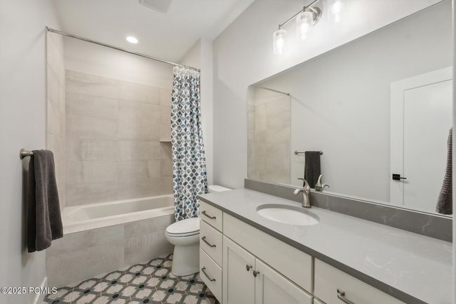 363 E Overlook Loop, Condo with 3 bedrooms, 4 bathrooms and null parking in Hideout UT | Image 25