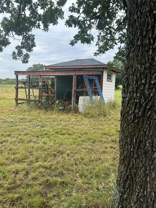 View of poultry coop featuring a yard | Image 23