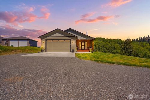 200 Red Hawk Dr, Castle Rock, WA, 98611-8068 | Card Image
