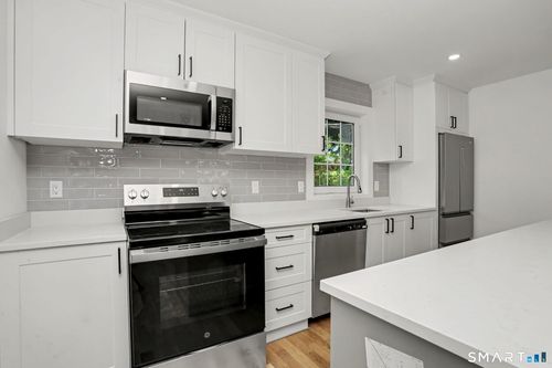 1-8 Benson Rd, Bethel, CT, 06801-1706 | Card Image