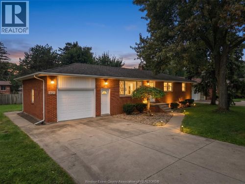 4045 Dougall Ave, House with 5 bedrooms, 2 bathrooms and null parking in Windsor ON | Card Image