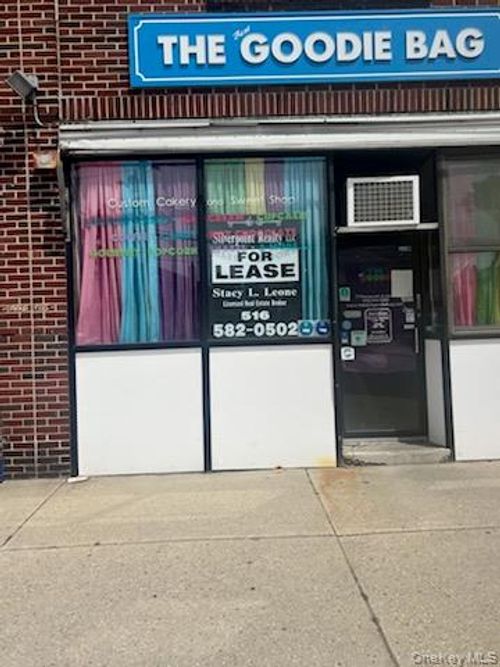 83 Roosevelt Ave, Valley Stream, NY, 11581-1108 | Card Image