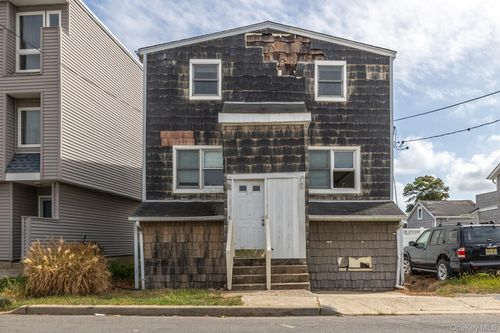 3702 S Somerset Dr, Seaford, NY, 11783-3453 | Card Image