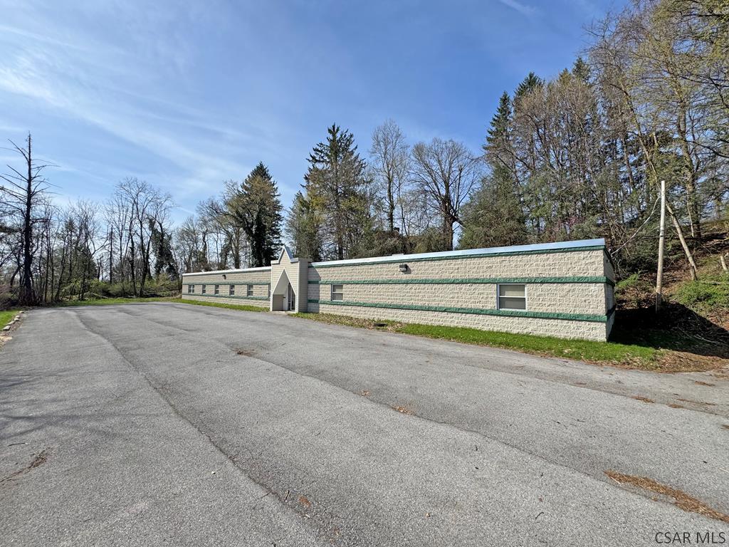 941 Pinegrove Ln, Johnstown, PA 15905