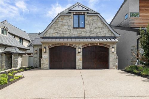 4635 Jarboe St, Kansas City, MO, 64112-1218 | Card Image