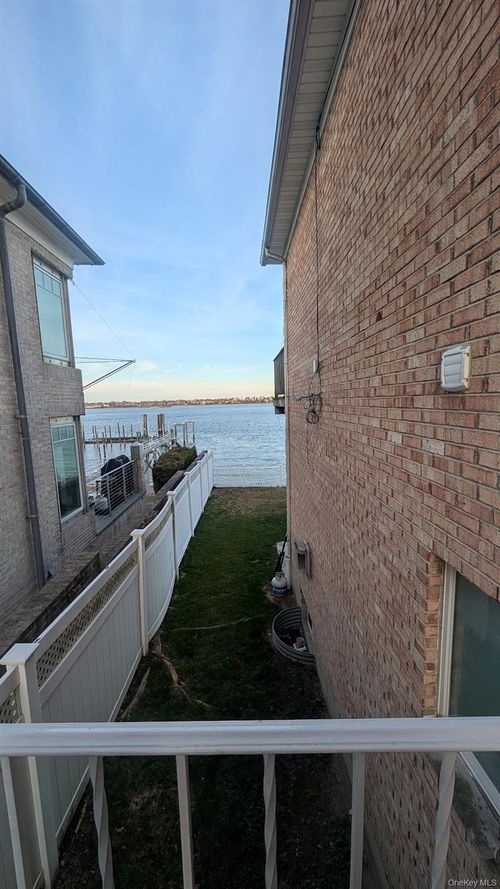 15095 Powells Cove Blvd, Whitestone, NY, 11357-1154 | Card Image