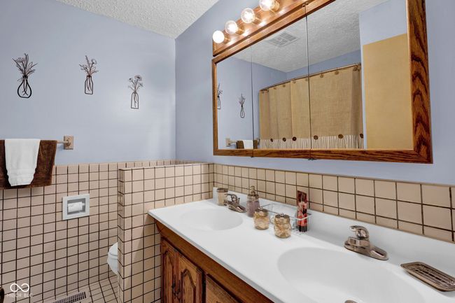 Main Level Full Bathroom | Image 17