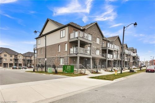 211 W Oak Trail, Kitchener, ON, N2R0R9 | Card Image