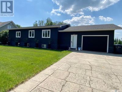 837 Prospect Ave, House other with 5 bedrooms, 3 bathrooms and null parking in Oxbow SK | Image 1