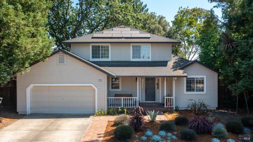 2318 S Hampton Cir, Santa Rosa, CA, 95401-8800 | Card Image