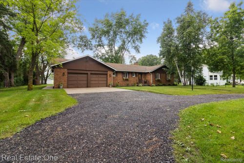 3920 Childs Lake Rd, Milford, MI, 48381-3626 | Card Image