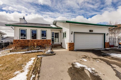 126 Stafford Street, Home with 5 bedrooms, 3 bathrooms and 5 parking in Crossfield AB | Card Image
