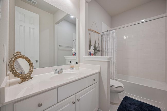 Jack-and-Jill bathroom between secondary bedrooms. | Image 10