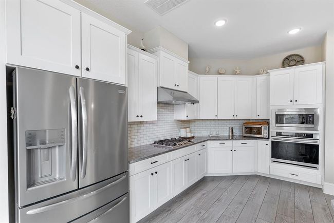 Tons of cabinet space | Image 27