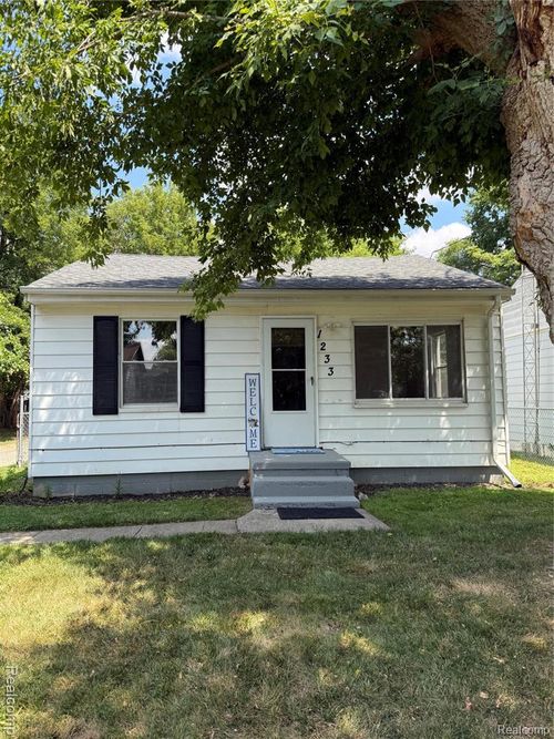 1233 Allen St, Burton, MI, 48529-1103 | Card Image