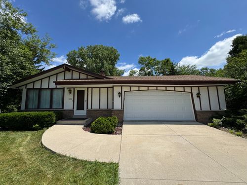 2330 S Brookside Pkwy, New Berlin, WI, 53151-2904 | Card Image