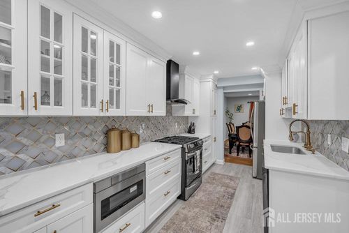 28 Hawthorn Dr, Edison, NJ, 08820-1449 | Card Image