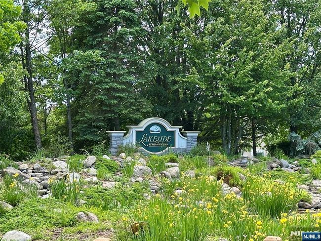 35 Magnolia Way, House attached with 3 bedrooms, 3 bathrooms and null parking in North Haledon NJ | Image 40