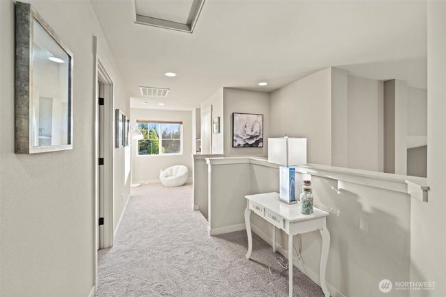 Extra wide hallways and new carpet | Image 13