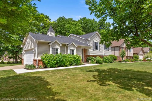 759 Kentucky Dr, Rochester Hills, MI, 48307-3740 | Card Image