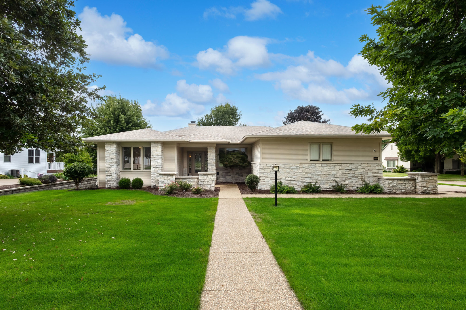 5349 Griffin Lane, For Sale in Bettendorf - eXp Realty