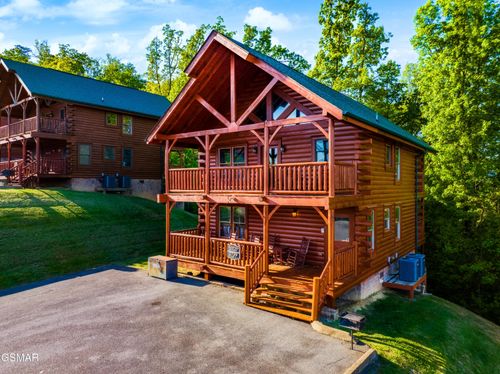 2739 Mountain Preserve Dr, Sevierville, TN, 37862-2508 | Card Image