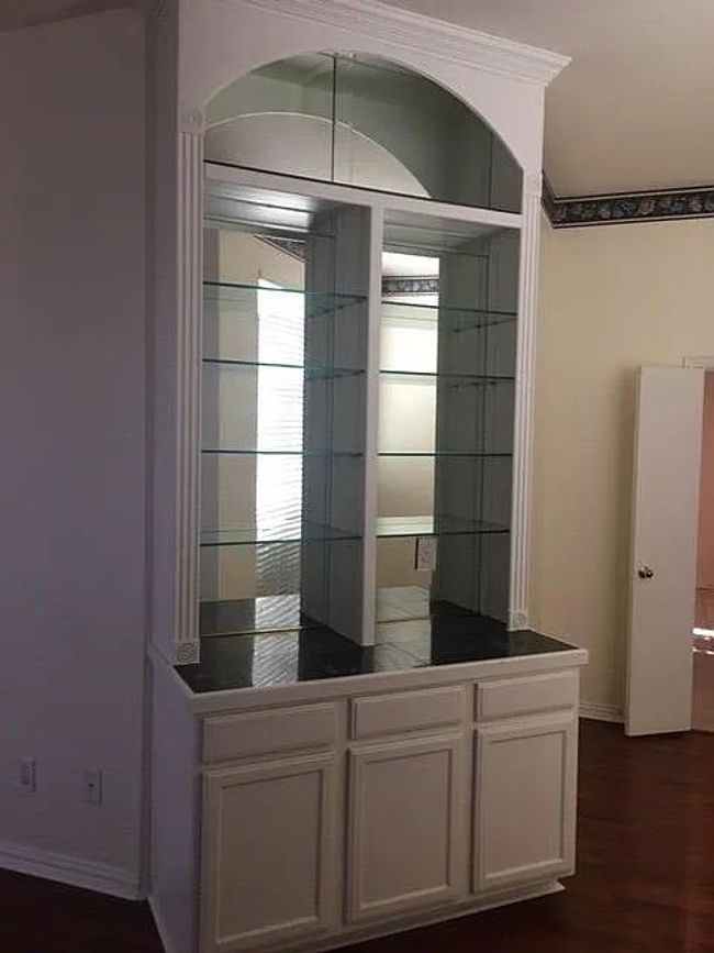 Detailed view of baseboards and wood finished floors | Image 8