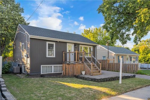 318 E 43rd St, Hamilton, ON, L8T3C7 | Card Image